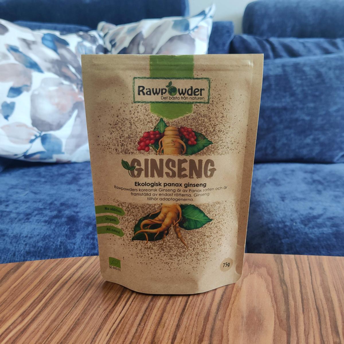 Rawpowder Ginseng Panax på soffbord hemma, fotograferad under vår testperiod