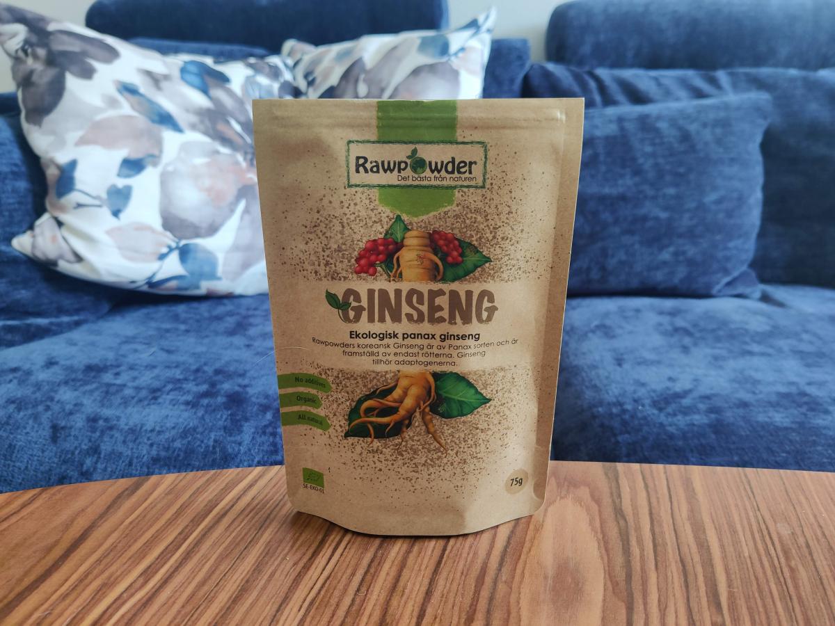 Rawpowder Ginseng Panax på soffbord hemma, fotograferad under vår testperiod