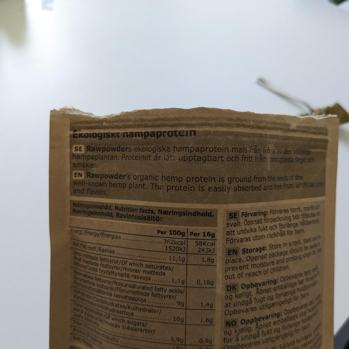 Baksida med näringsinformation på Rawpowder Hampaprotein EKO, foto taget av oss under testet