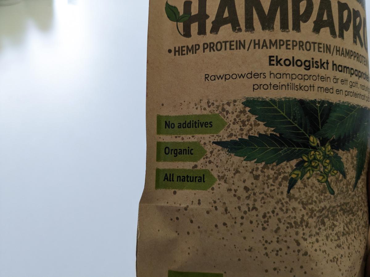 Närbild på märkningen no additives organic all natural på Rawpowder-förpackningen, foto av oss