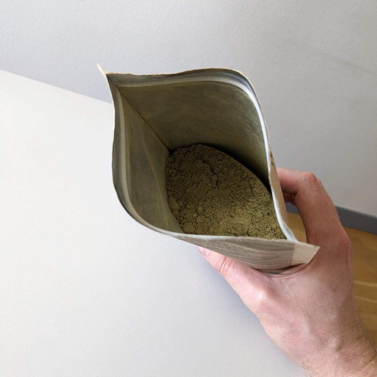 Öppnad påse Rawpowder Hampaprotein EKO med beigegrönt pulver, foto taget av oss under testet