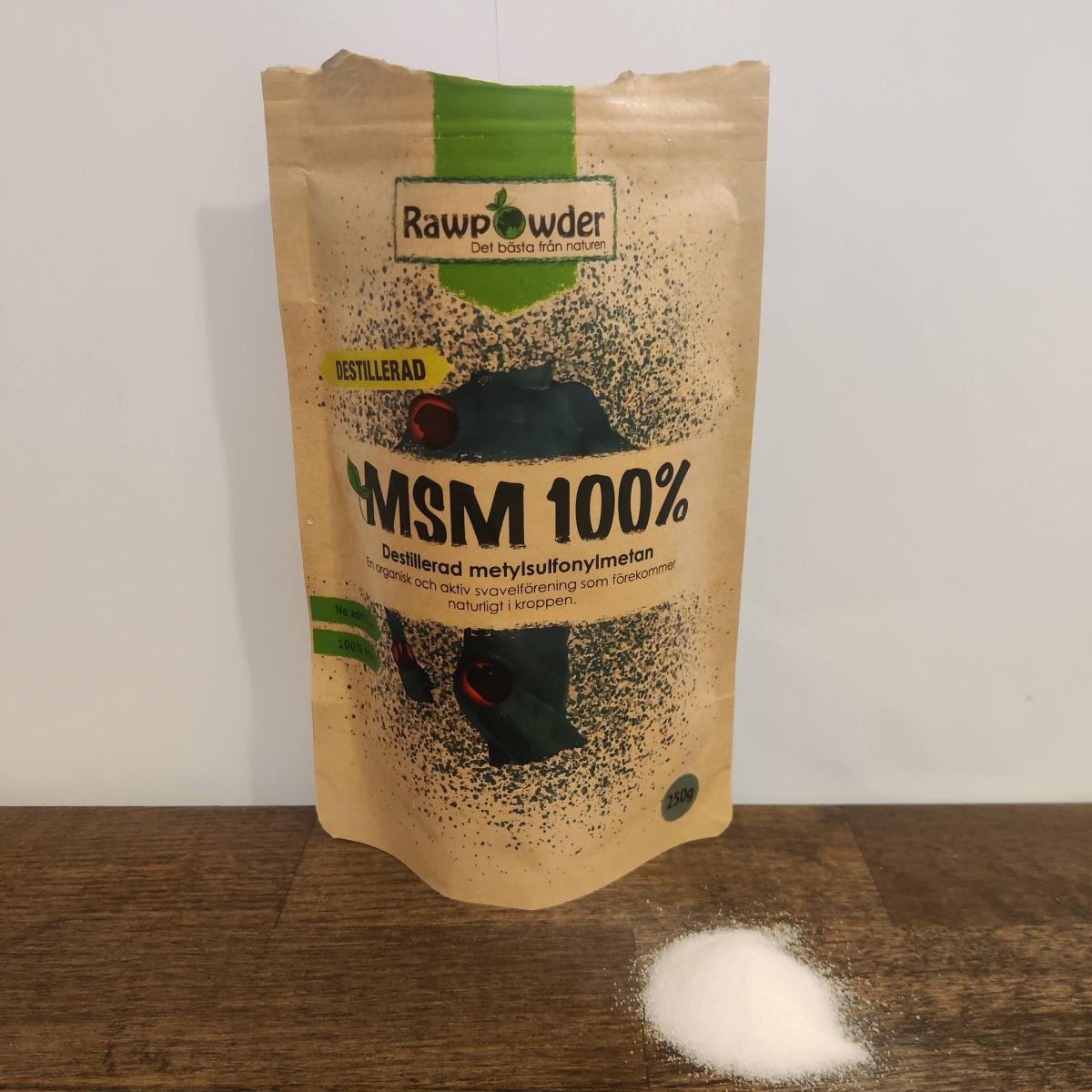 Närbild på vit MSM-hög bredvid Rawpowder-påsen, egen testbild