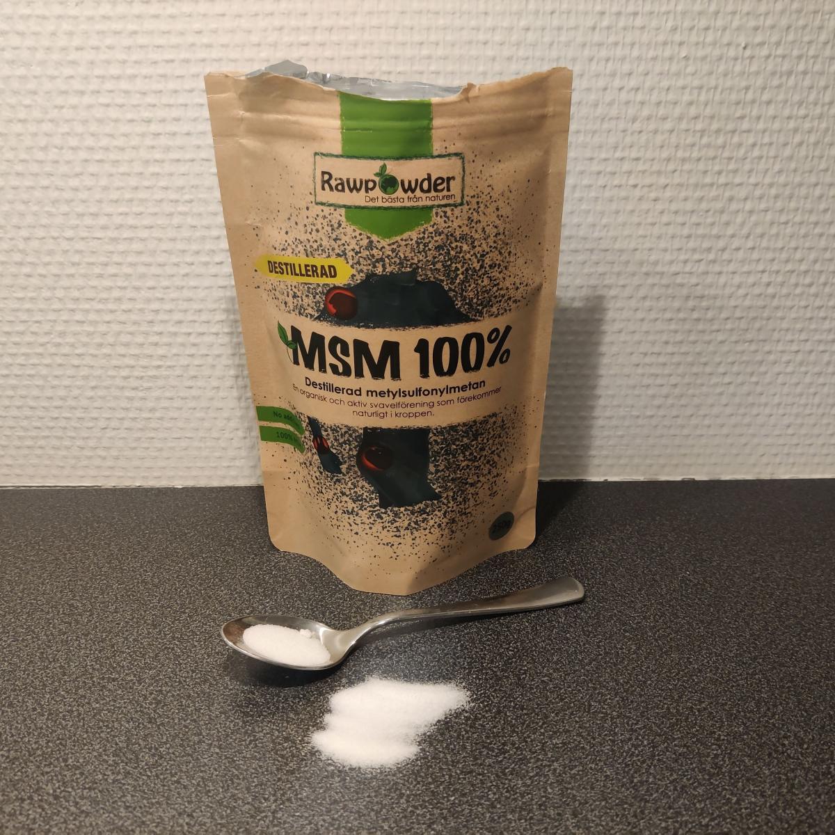 Rawpowder MSM 100% på köksbänk med sked och litet spill, fotad av oss under testet