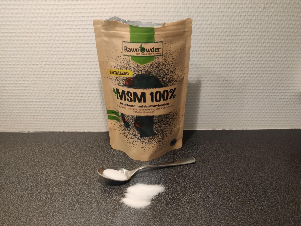 Rawpowder MSM 100% på köksbänk med sked och litet spill, fotad av oss under testet