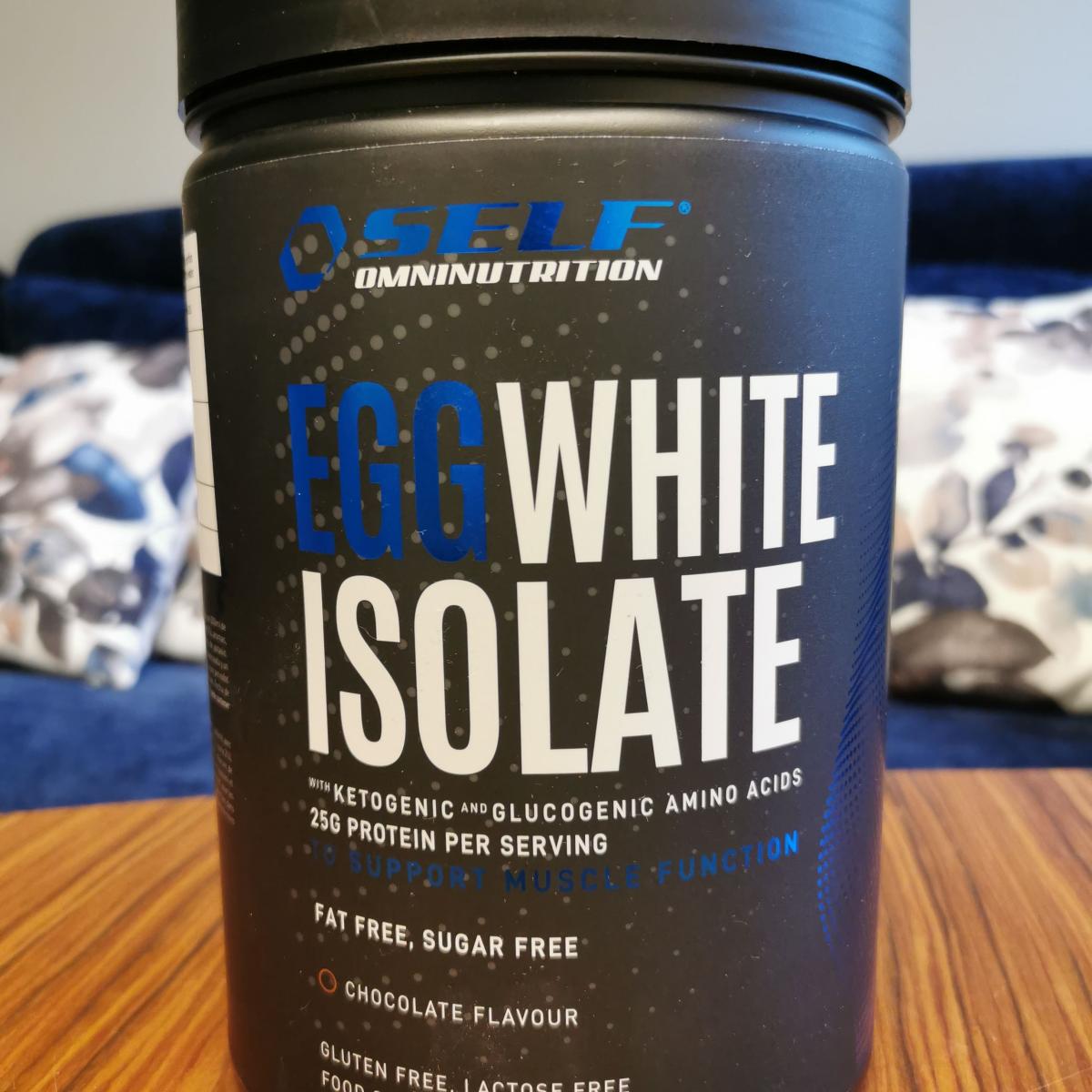 Self Omninutrition Egg White Isolate choklad, framsida burk på vårt bord, egen bild tagen under testet