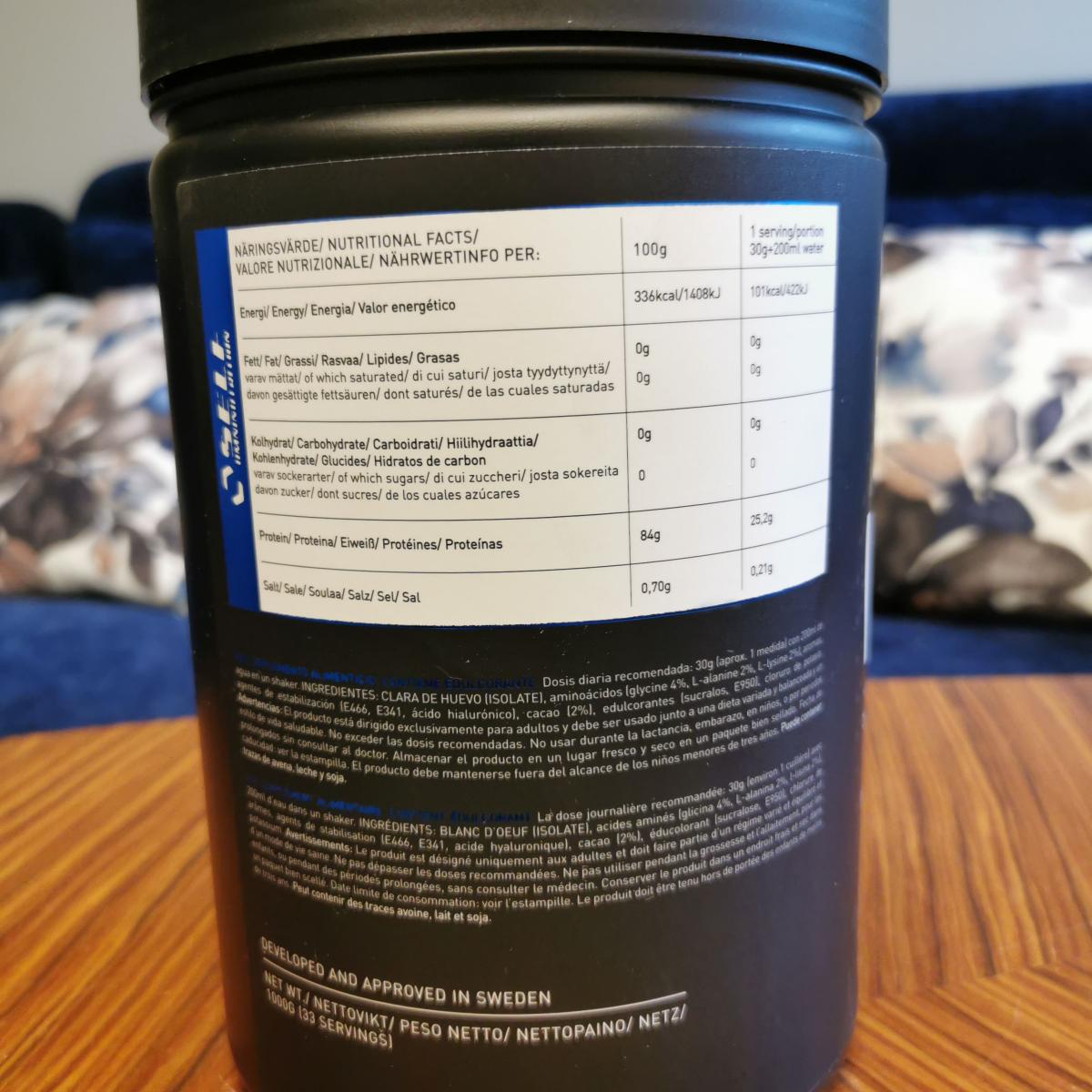 Näringsvärde på Self Egg White Isolate visar 84 procent protein och 0 g fett och kolhydrater per 100 g, bild tagen under testet