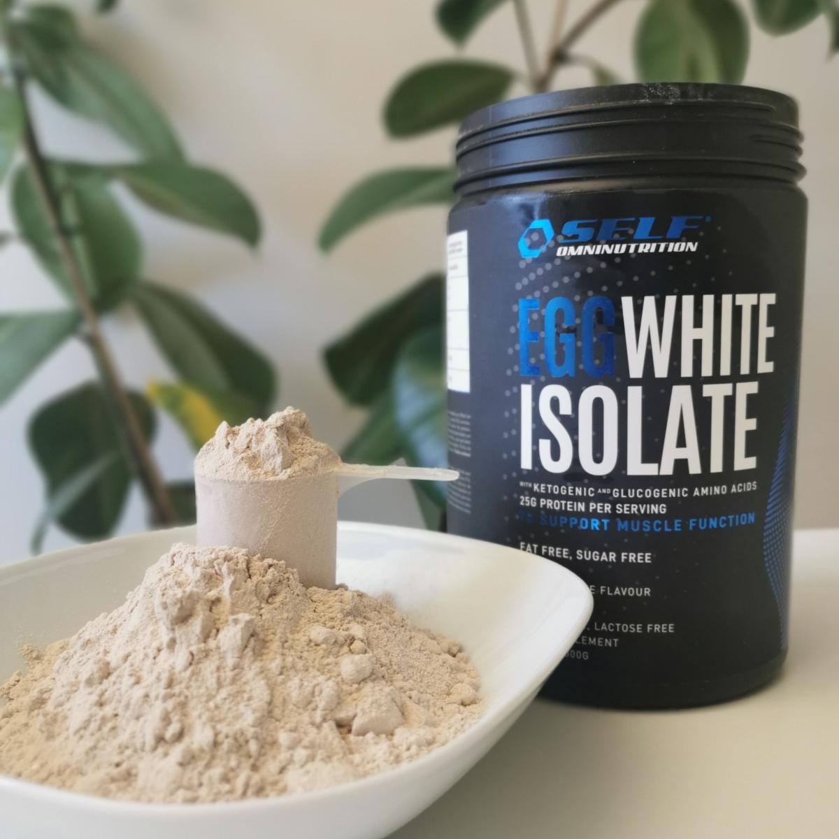 Finkornigt chokladpulver från Self Egg White Isolate upphällt i skål med skopa, egen bild