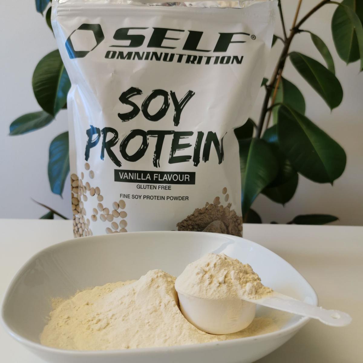 Närbild på skopa med Self Omninutrition Soy Protein vanilj