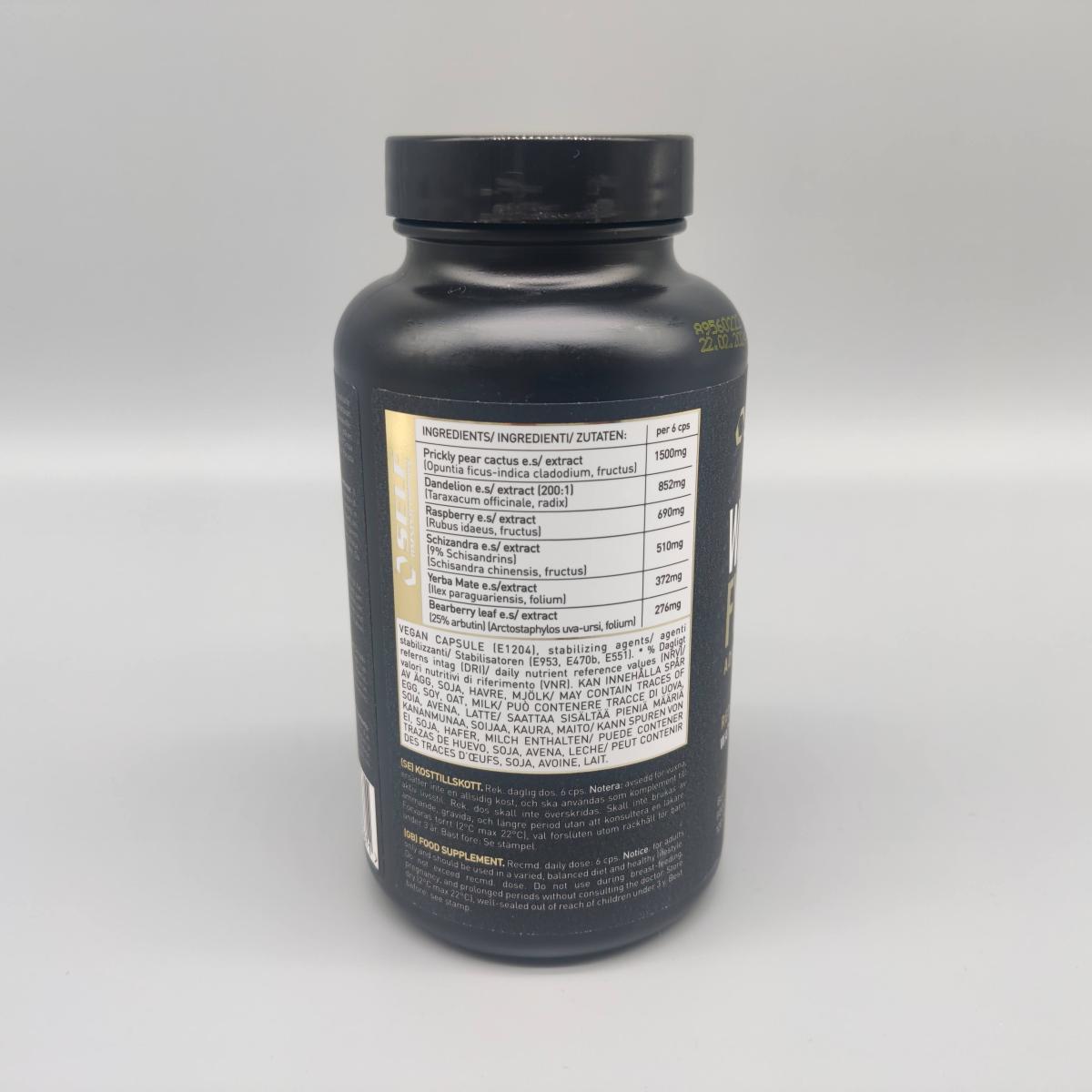Baksidan av Waterloss med tydlig ingredienslista fotograferad av oss