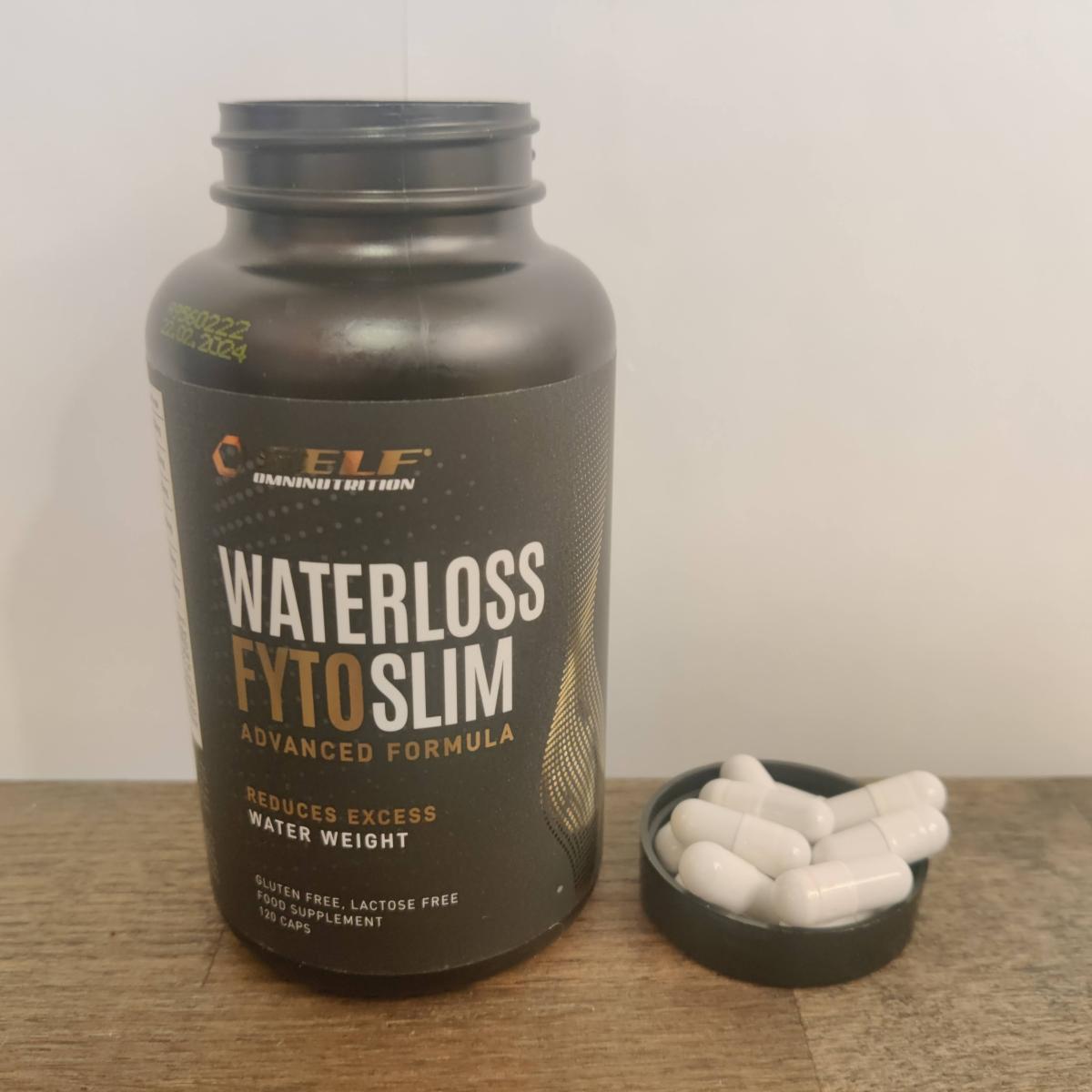Waterloss i naturligt ljus med några kapslar intill burken, fotad under vår testperiod