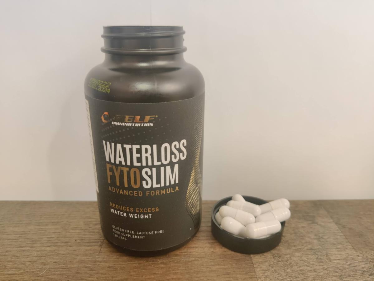 Waterloss i naturligt ljus med några kapslar intill burken, fotad under vår testperiod