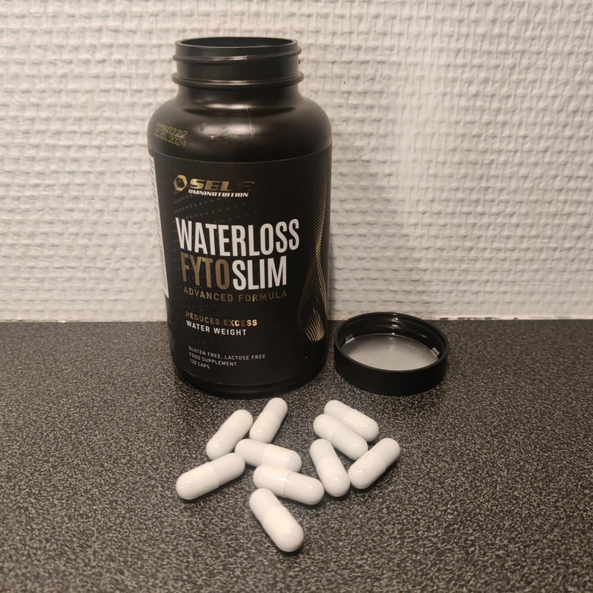 Self Omninutrition Waterloss fotograferad av oss under testet, burk med vita kapslar utspridda på bänken