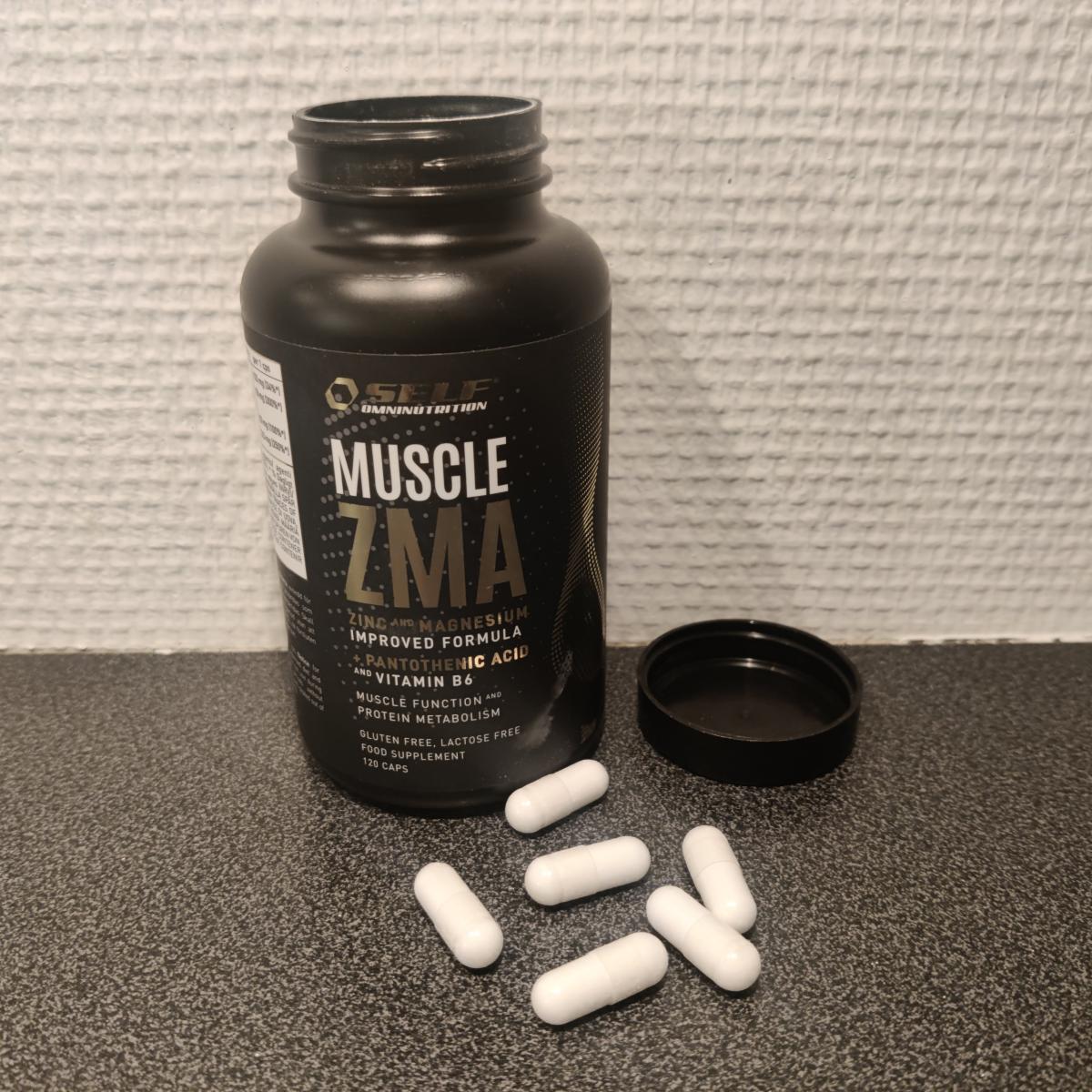 Self Omninutrition ZMA med öppet lock och kapslar på bänken, foto taget av oss under testet