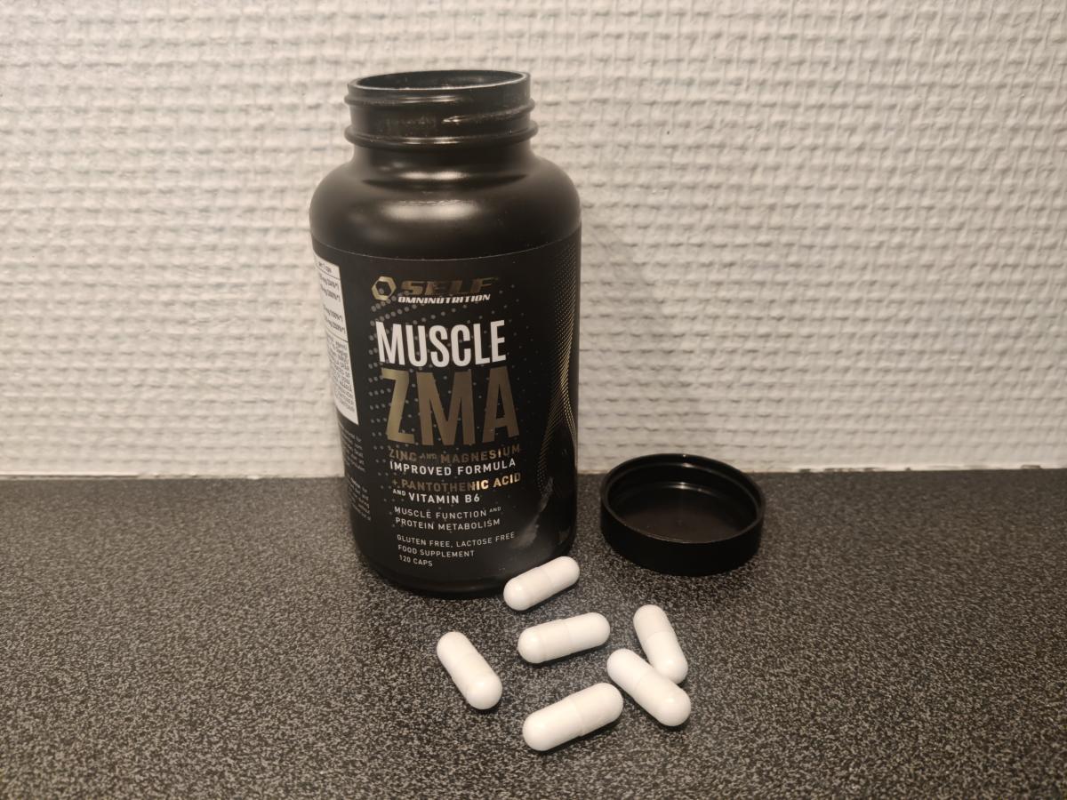 Self Omninutrition ZMA med öppet lock och kapslar på bänken, foto taget av oss under testet