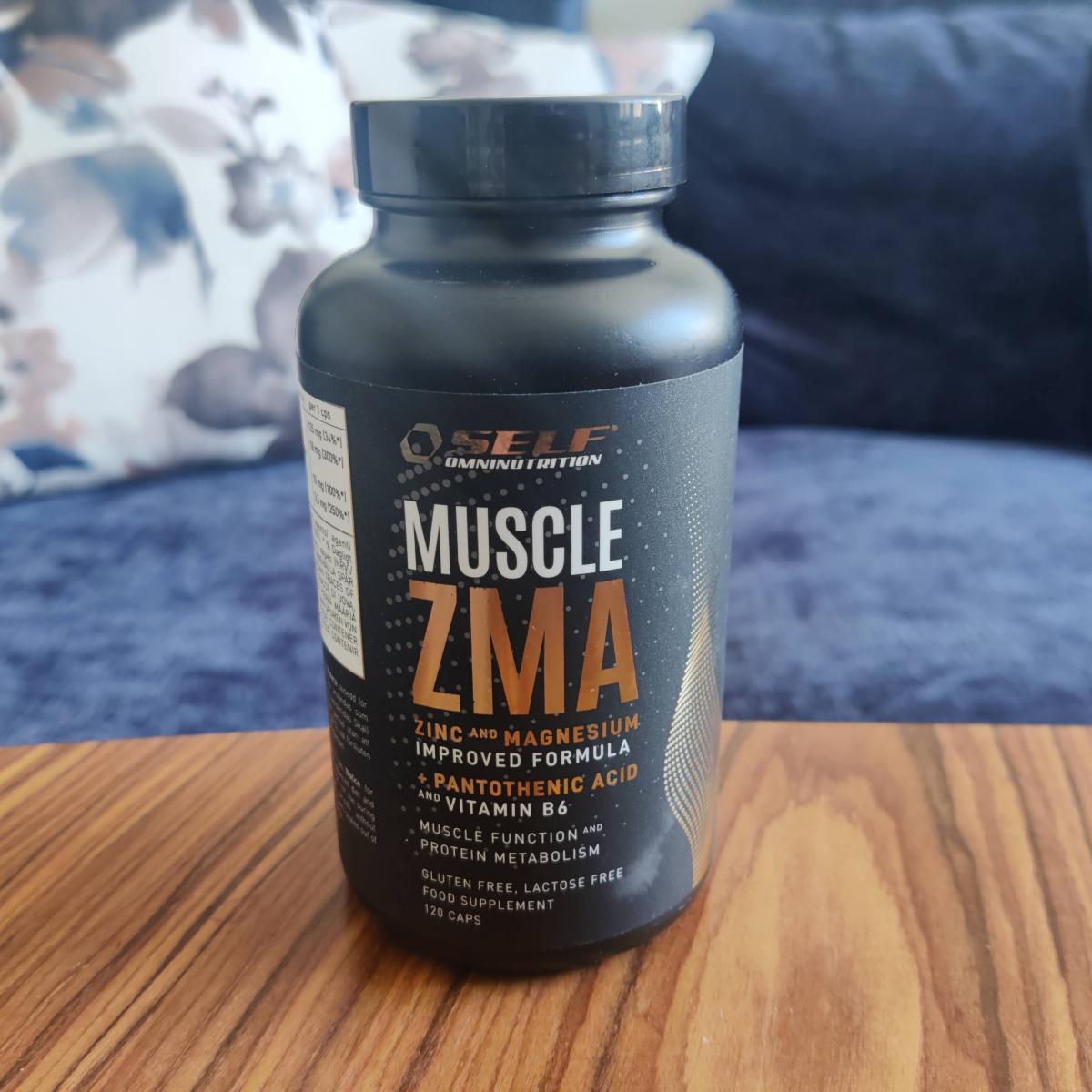 Self Omninutrition ZMA i soffhörnan inför kvällsrutinen, fotograferad av oss