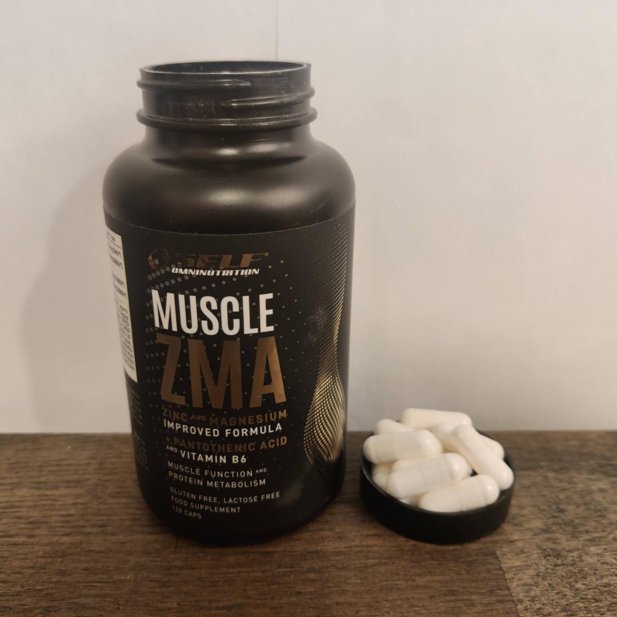 ZMA-burken i närbild med några kapslar bredvid på träbord, vår egen produktbild
