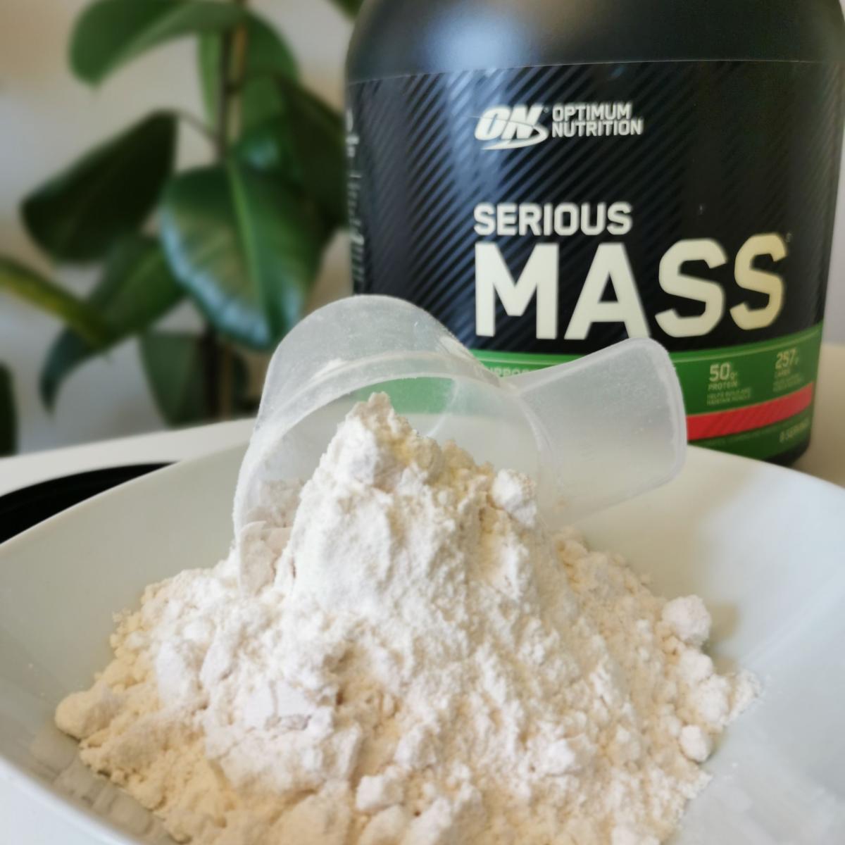 Serious Mass pulver närbild med skopa framför burken, vårt testfoto