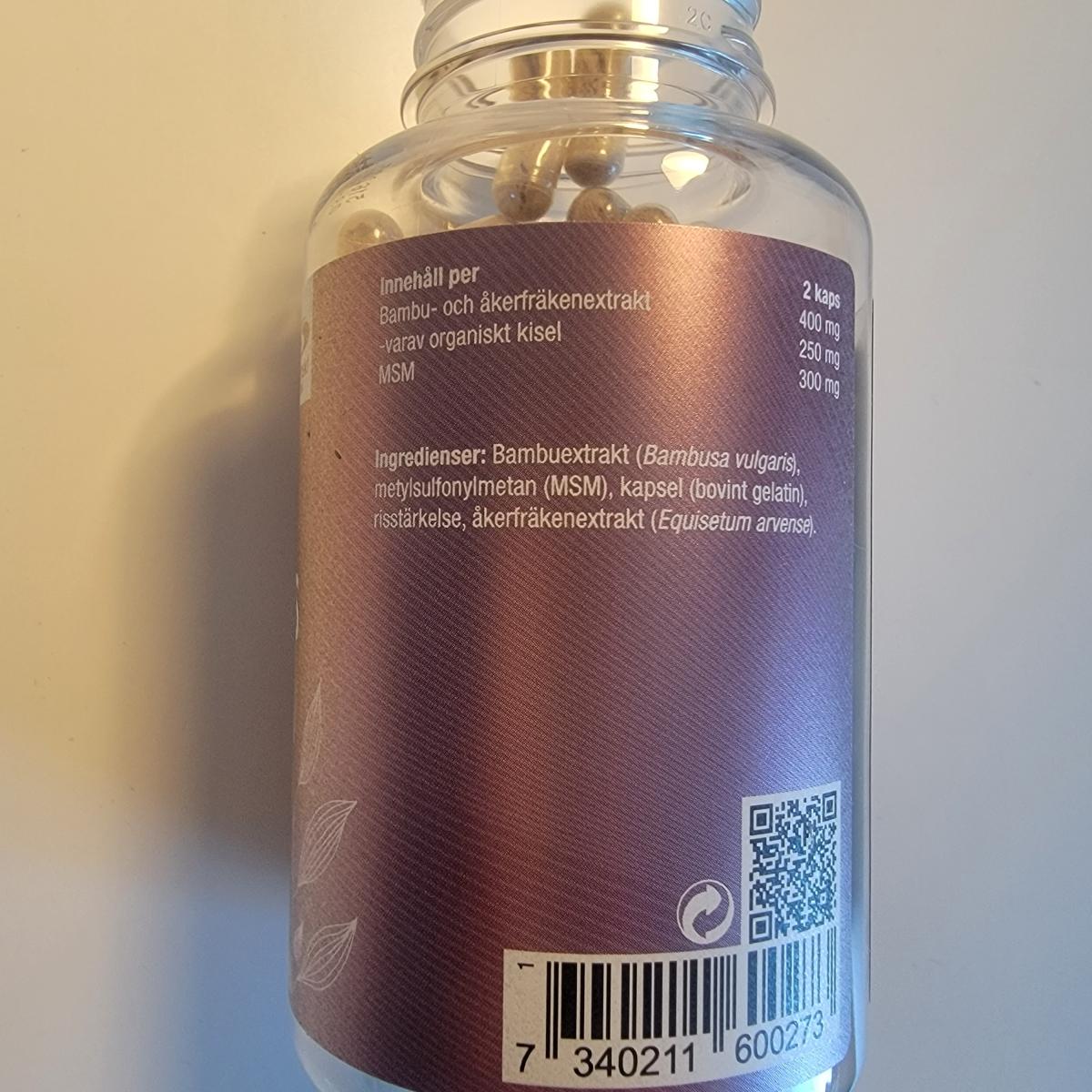 Framsida på Silica Beauty Caps med kapslar intill burken i naturligt ljus, foto av oss