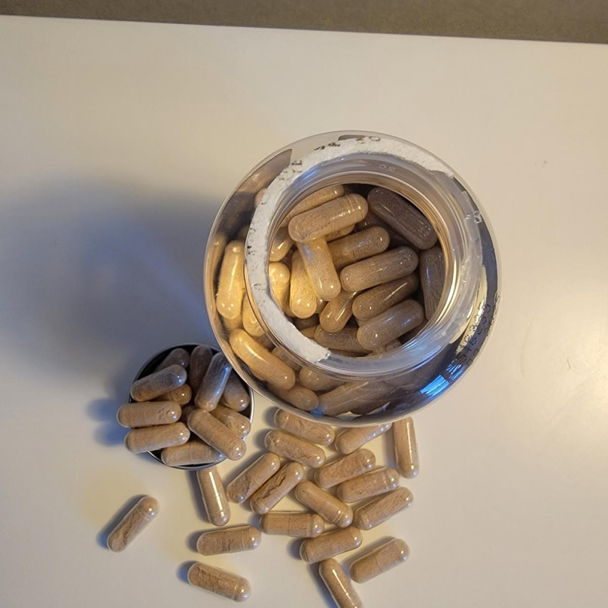 Silica Beauty Caps baksida med dosering och tillverkningsuppgifter, eget foto