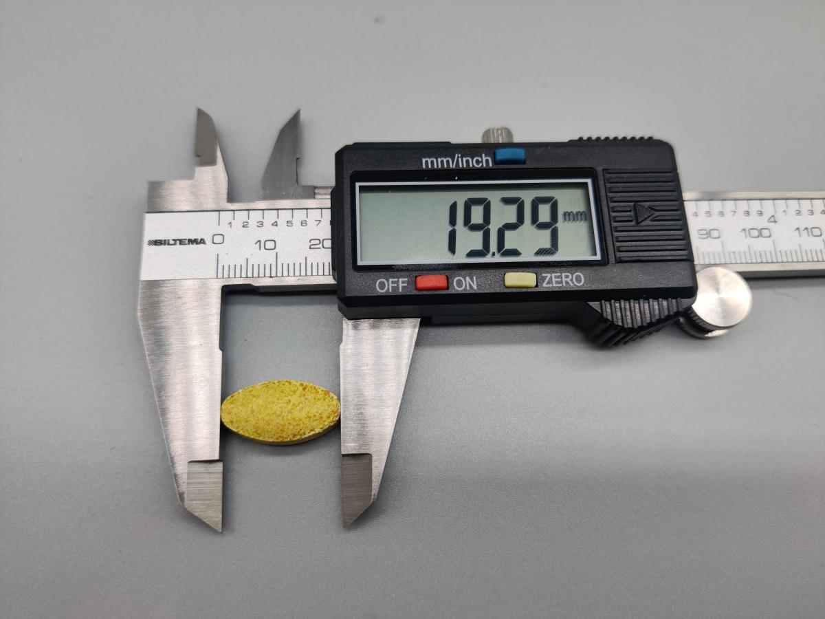 Skjutmått visar tablettens längd cirka 19,3 mm i vår egen mätning
