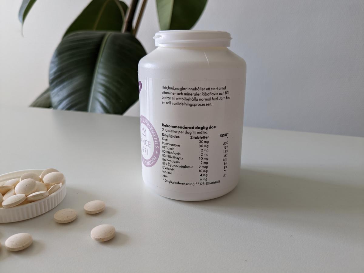 Skip Hår, Hud & Naglar etikett med dosering och ingredienser, vårt foto