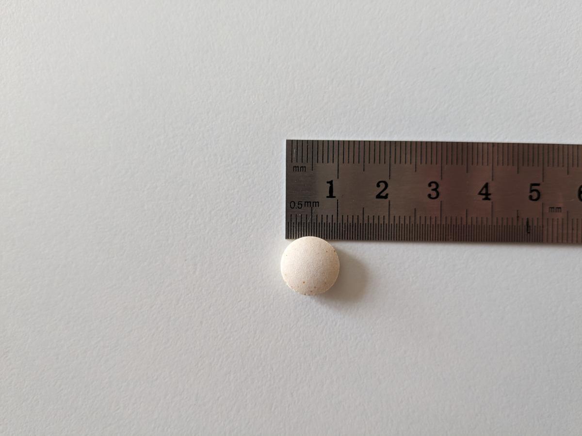 Tablett från Skip Hår, Hud & Naglar bredvid linjal cirka 1 cm, foto av oss