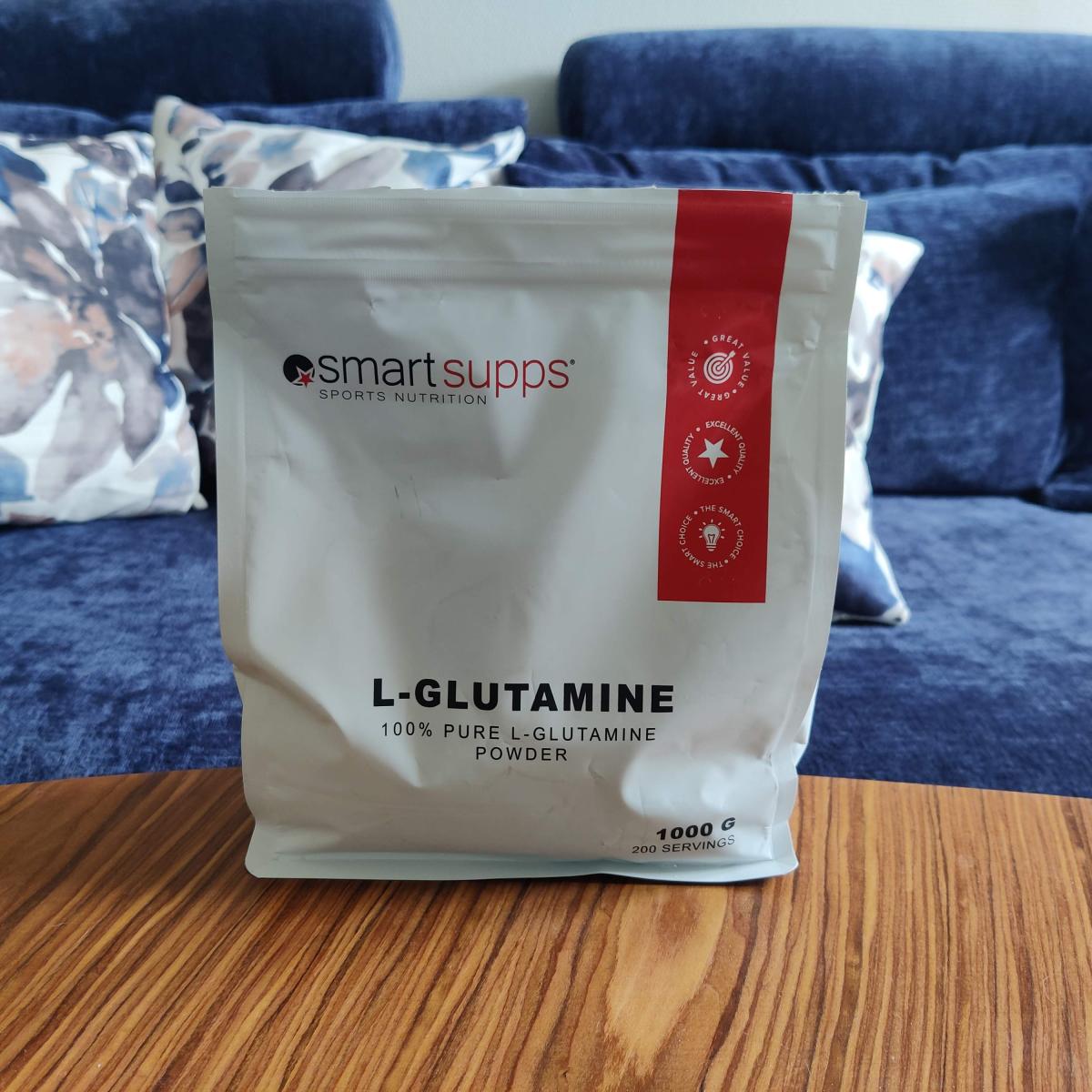 SmartSupps L-Glutamine 1 kg på soffbordet hemma, foto taget av oss under testet