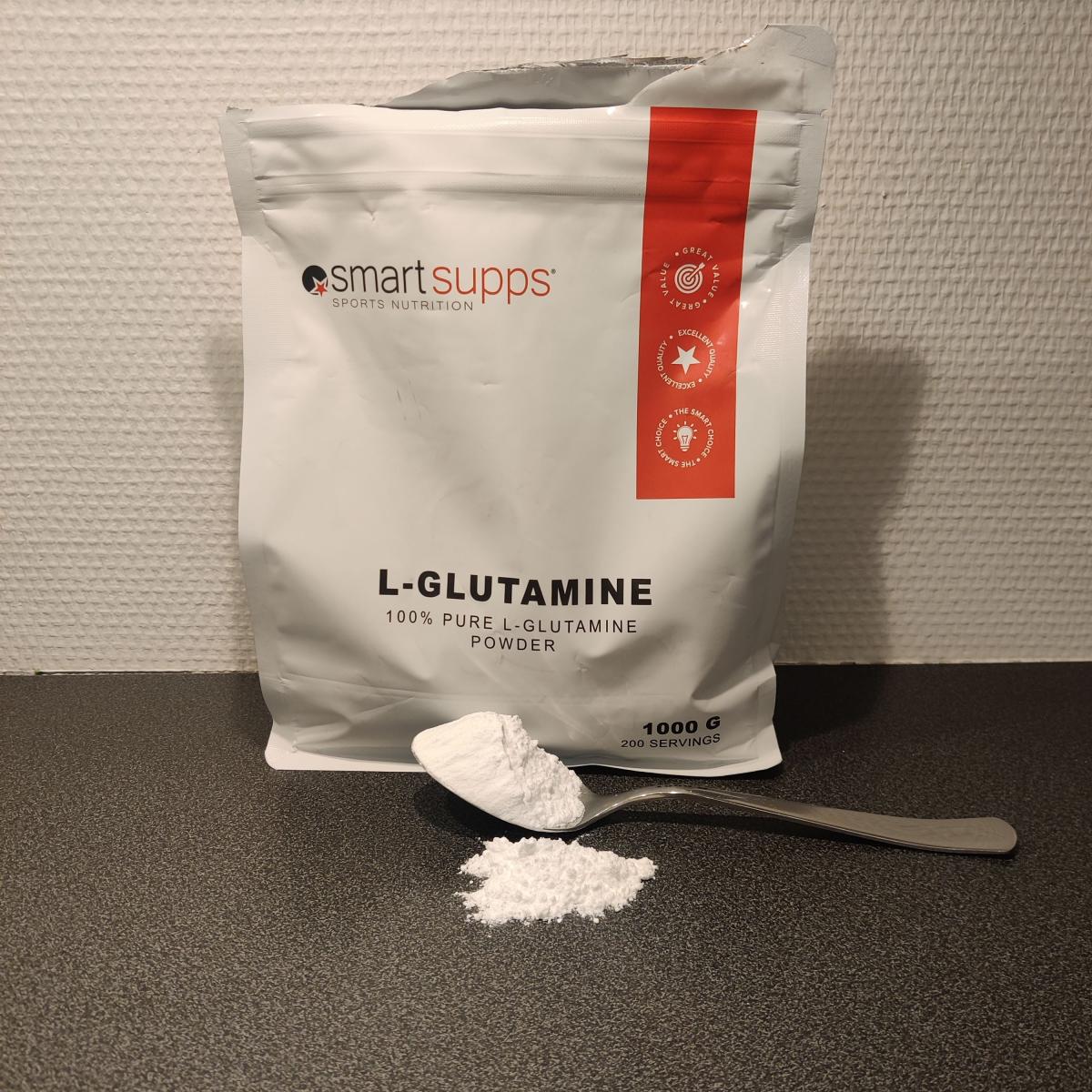 Sked med glutamin och lite spill på köksbänken framför påsen, vårt foto