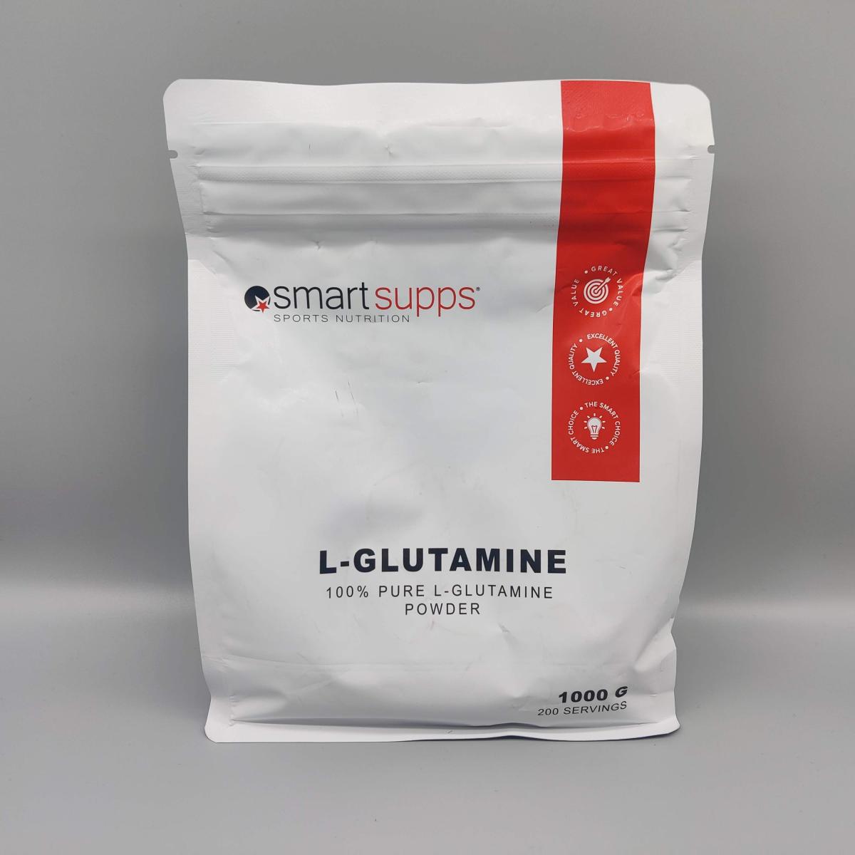 SmartSupps L-Glutamine 1 kg framsida mot neutral bakgrund, eget foto