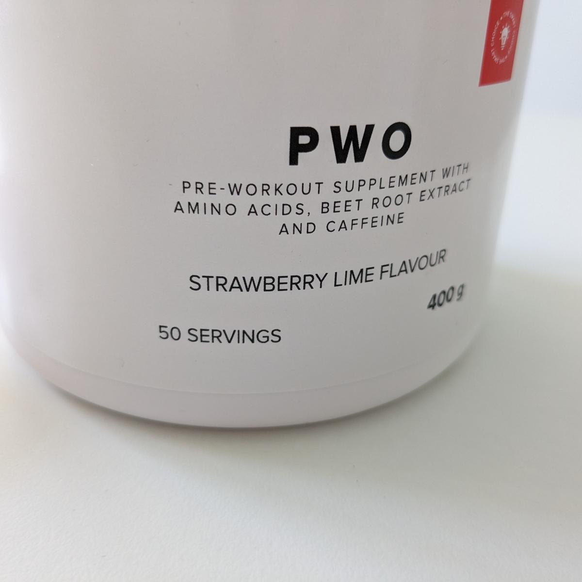Närbild på etiketten Smartsupps PWO strawberry lime, tagen under vårt test
