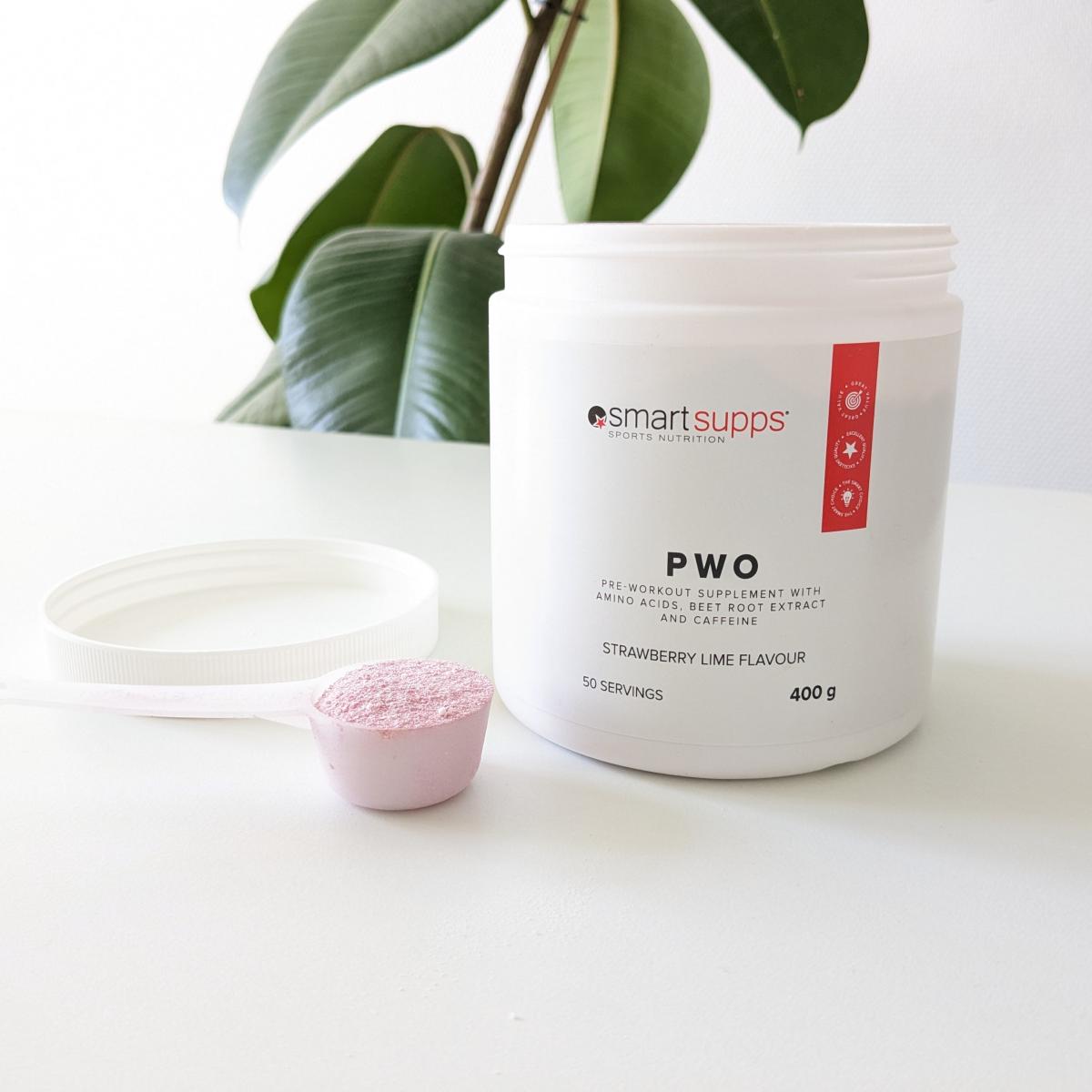 Smartsupps PWO med uppmätt skopa framför burken, fotograferad av oss