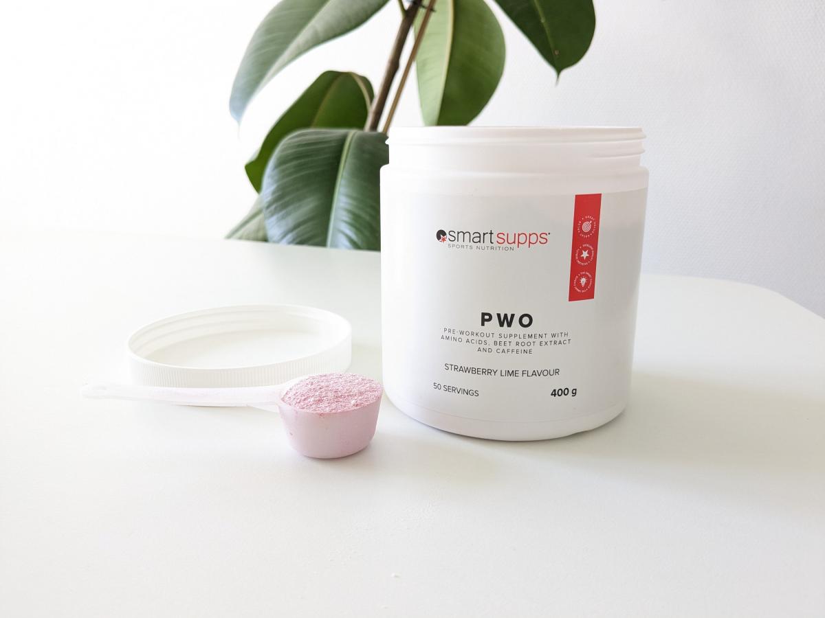 Smartsupps PWO med uppmätt skopa framför burken, fotograferad av oss