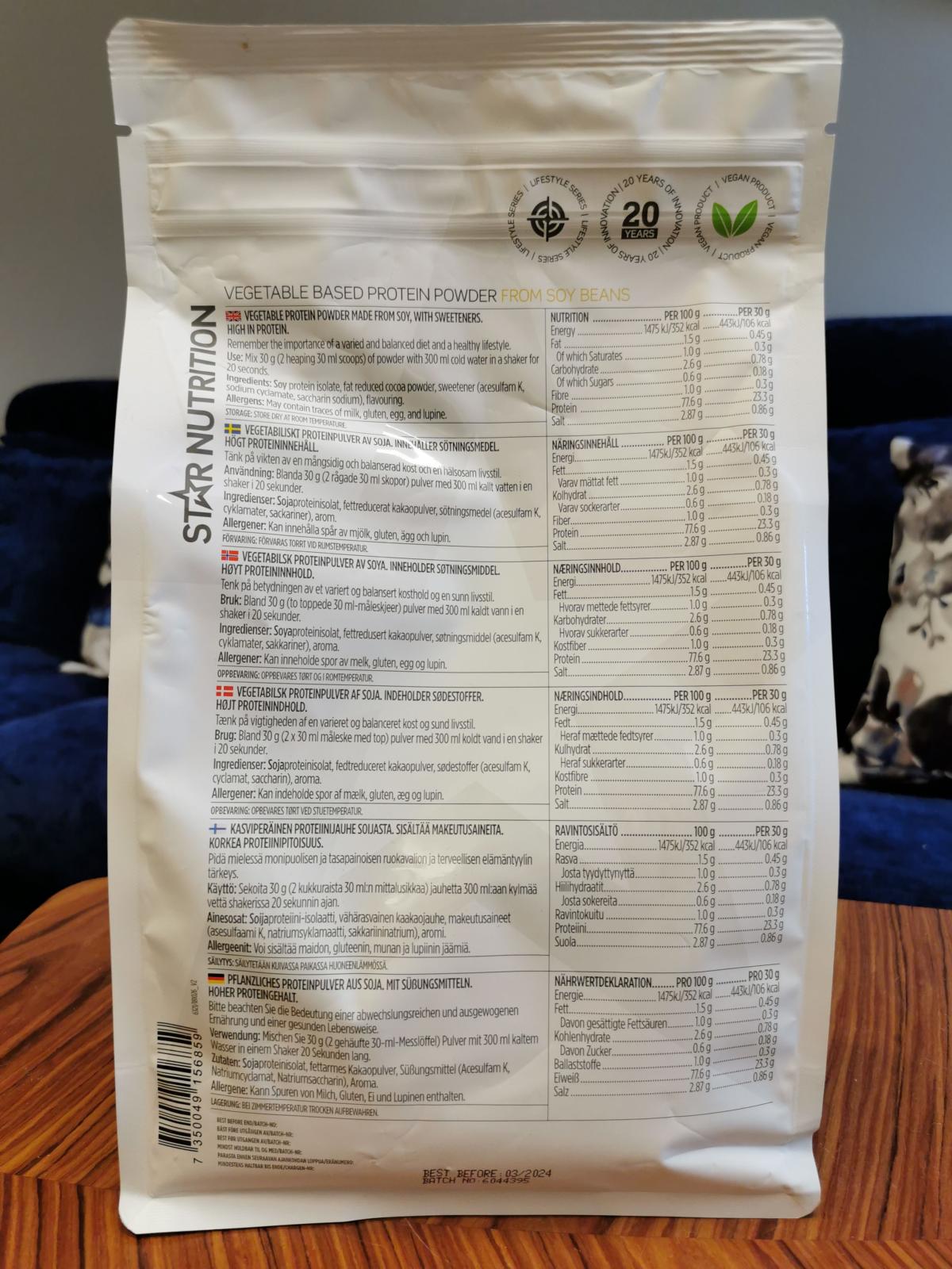 Star Nutrition Sojaproteinisolat Chocolate 1 kg baksida med näringsinnehåll foto av oss under testet