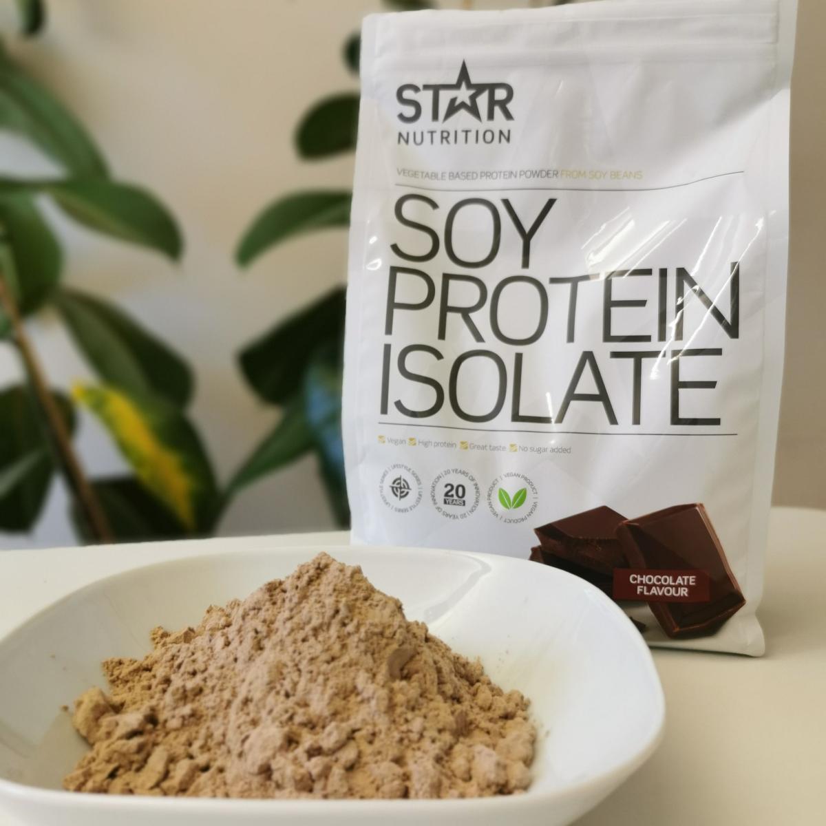 Sojaproteinpulver i skål framför påsen Star Nutrition Chocolate foto av oss under testet