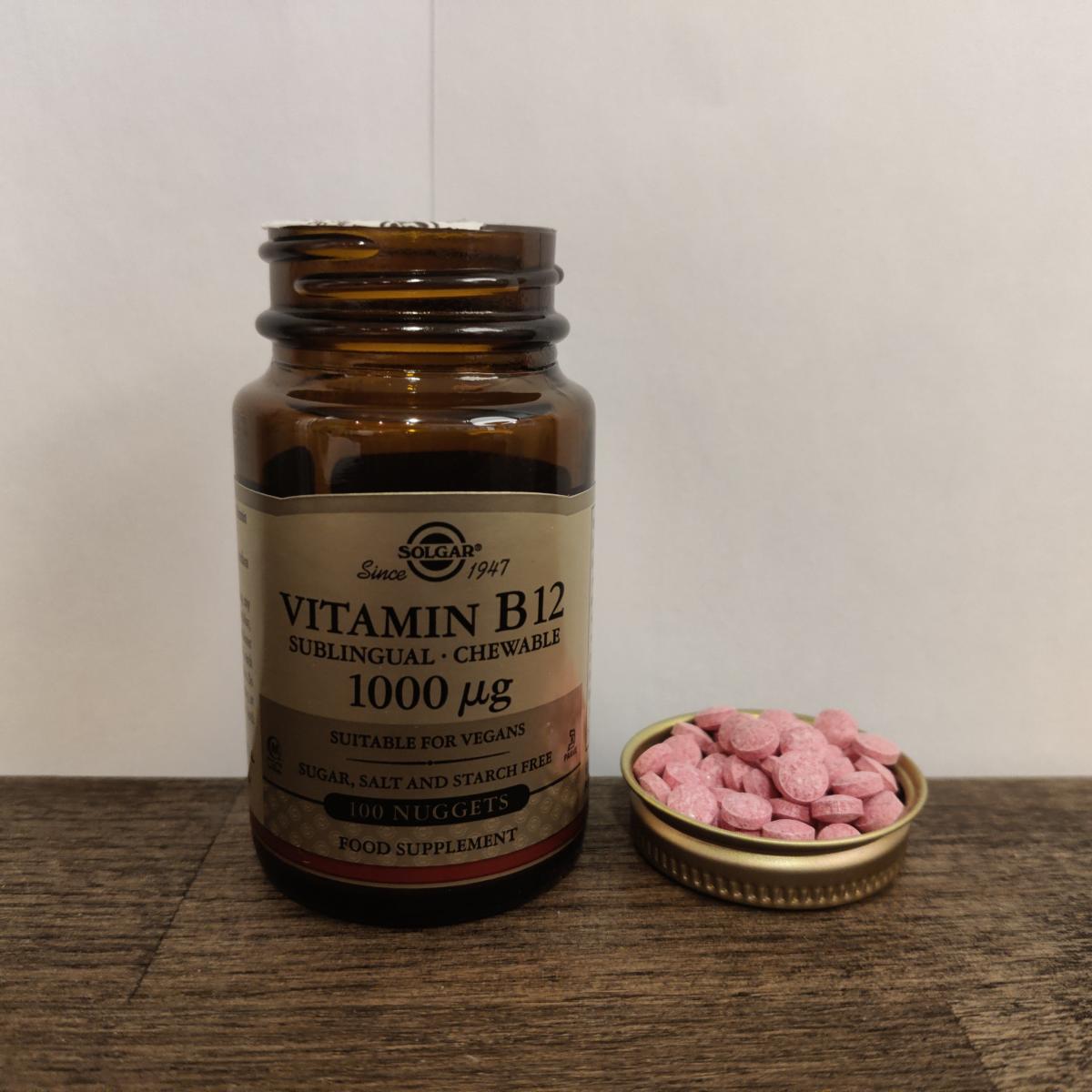 Solgar B12 burk med lock intill och rosa tuggtabletter foto av oss