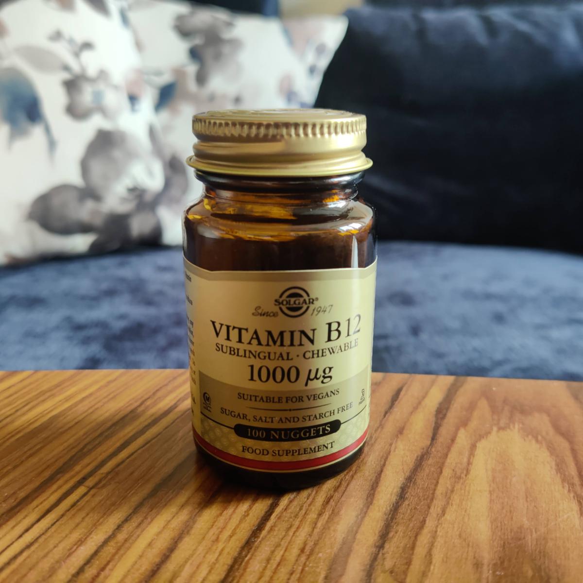 Solgar B12 burk i hemmet på träbord vardagsbild från vårt test
