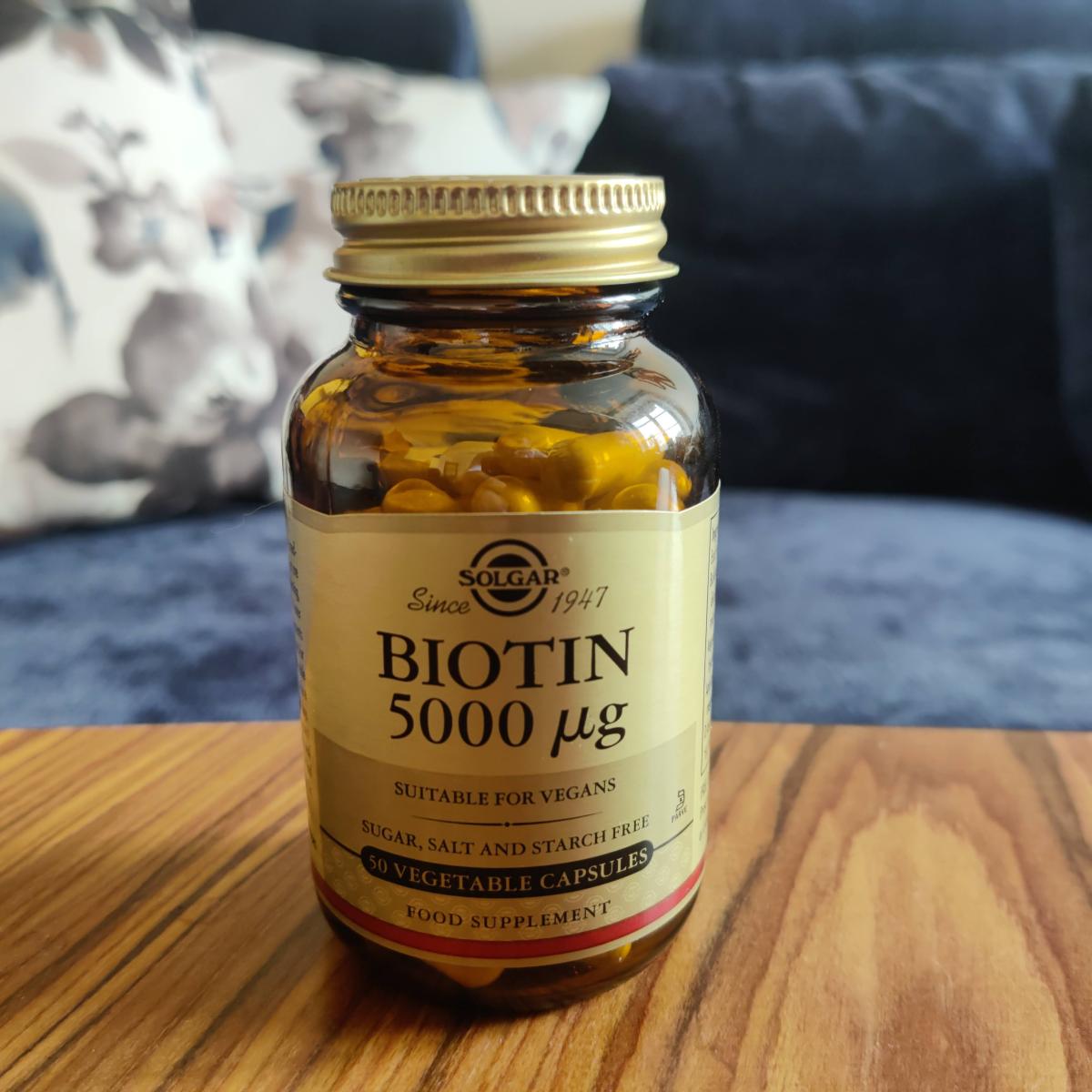 Solgar Biotin 5000 µg på soffbord i vardagsmiljö, foto taget av oss