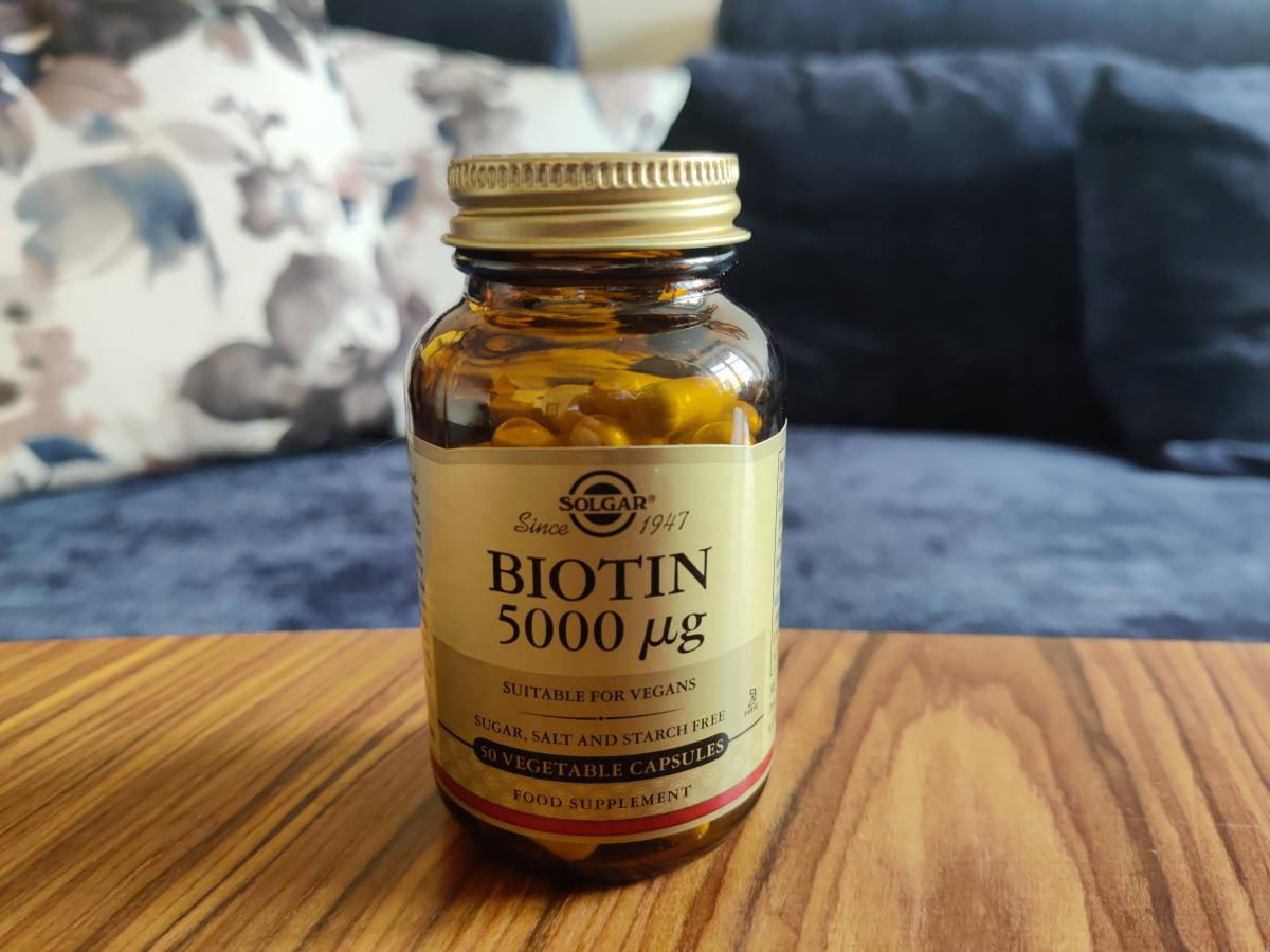 Solgar Biotin 5000 µg på soffbord i vardagsmiljö, foto taget av oss