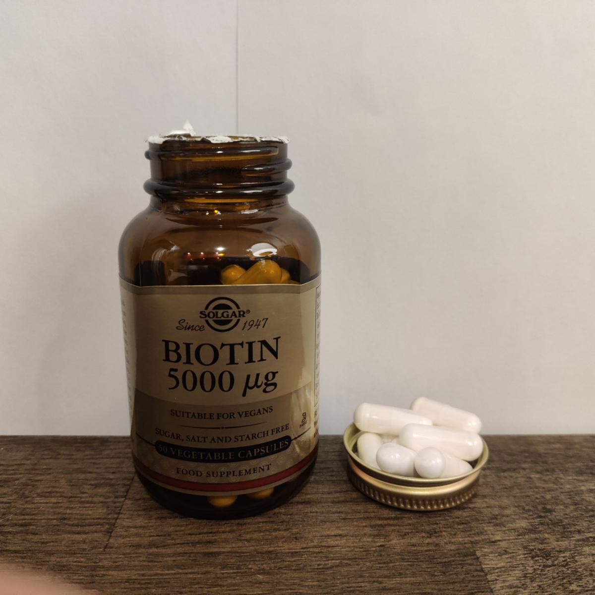 Solgar Biotin 5000 µg i glasburk på träbord med avtaget lock, eget foto