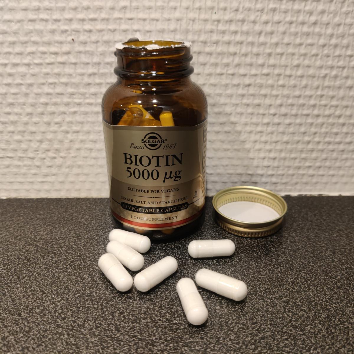 Solgar Biotin 5000 µg öppnad burk med kapslar på bänken, foto taget av oss under testet