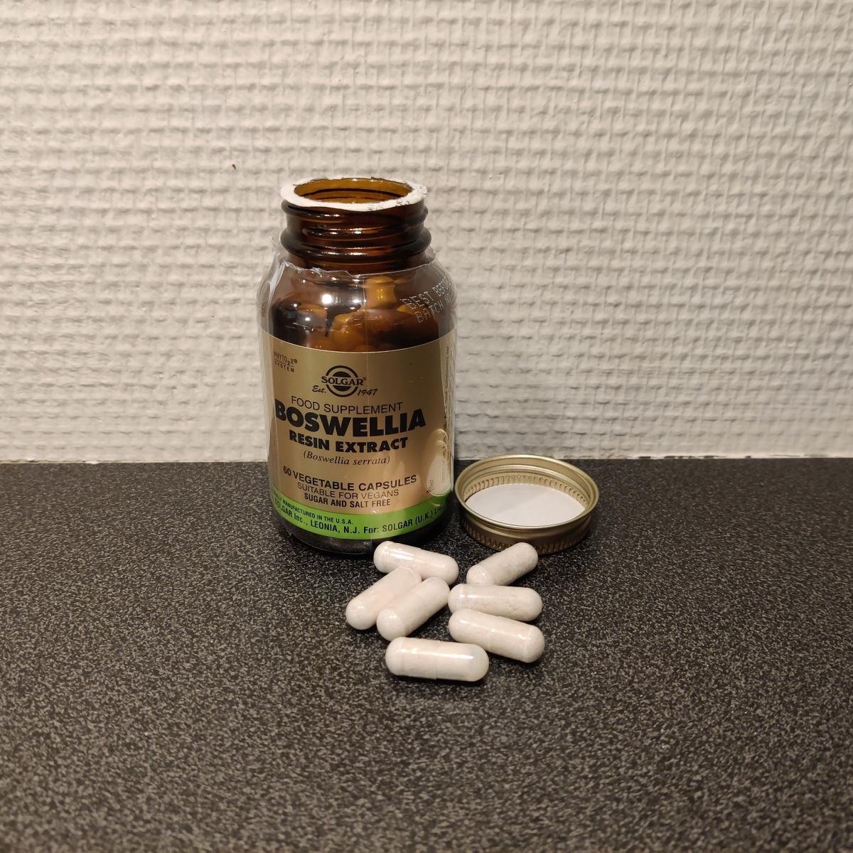 Öppen burk Solgar Boswellia med kapslar på bänken, fotad av oss