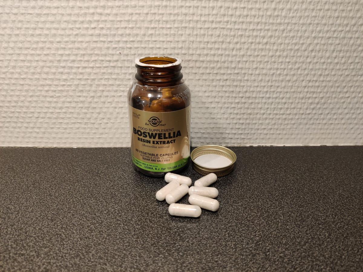 Öppen burk Solgar Boswellia med kapslar på bänken, fotad av oss