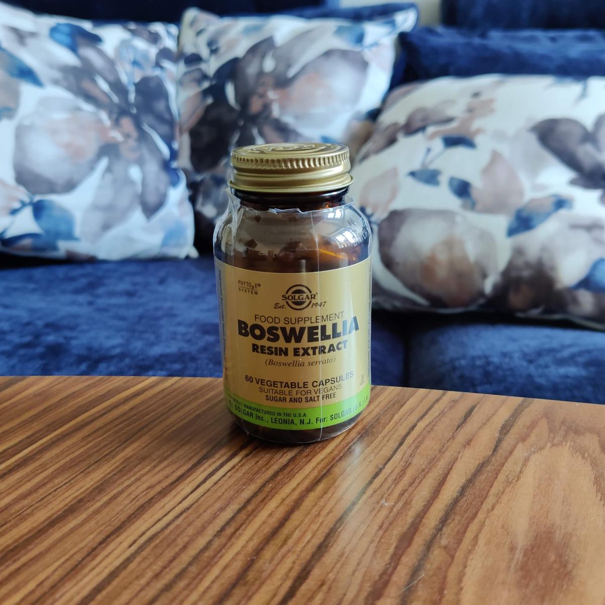 Solgar Boswellia i glasburk på soffbord, fotad av oss under testet