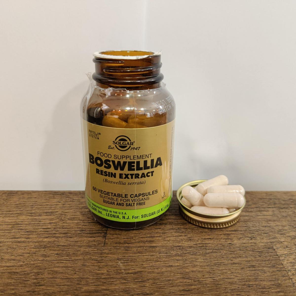 Solgar Boswellia på träyta med kapslar bredvid, fotad av oss