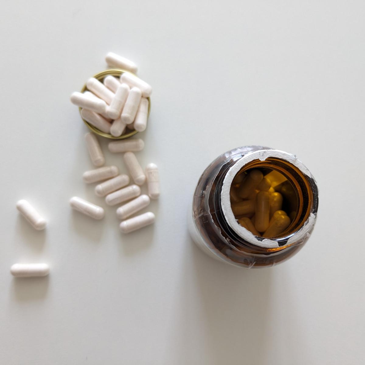 Ovanifrån på Solgar Chromium Picolinate 500 µg med öppnad försegling och kapslar spridda, fotograferad i vårt test