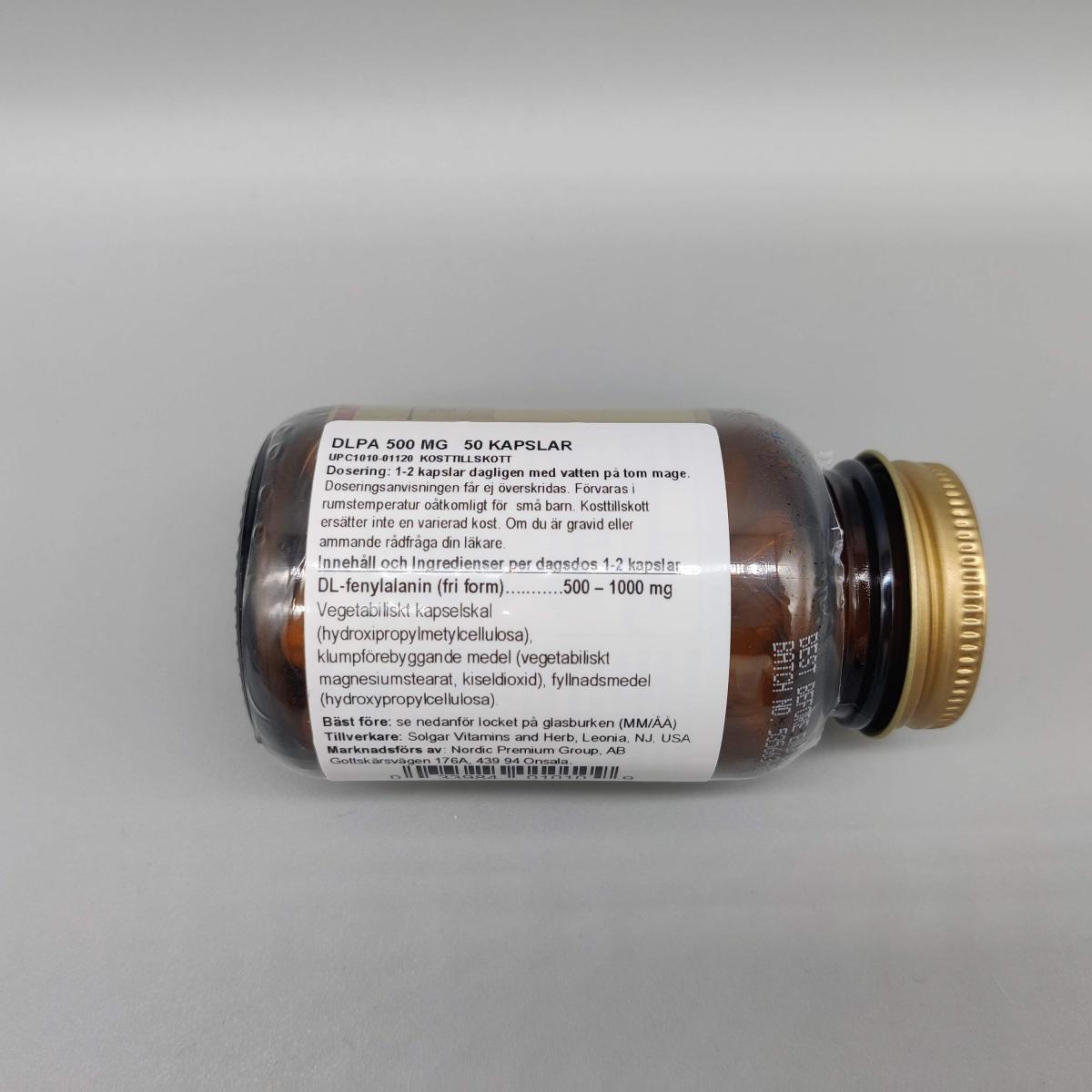 Närbild på svenska innehållsetiketten för Solgar DLPA 500 mg som vi granskade i detalj