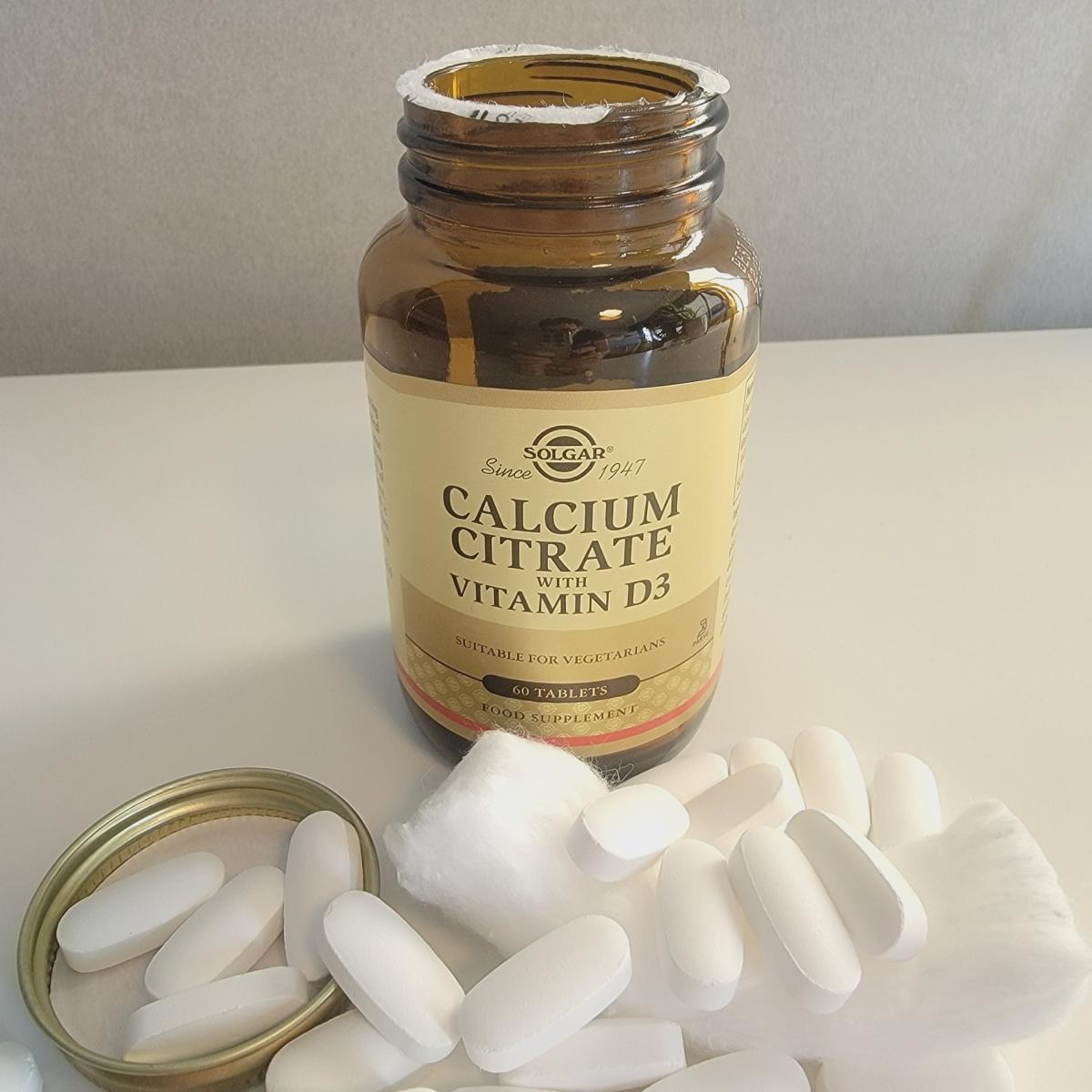Eget foto av Solgar Calcium Citrate med D3 – öppnad glasburk och släta tabletter
