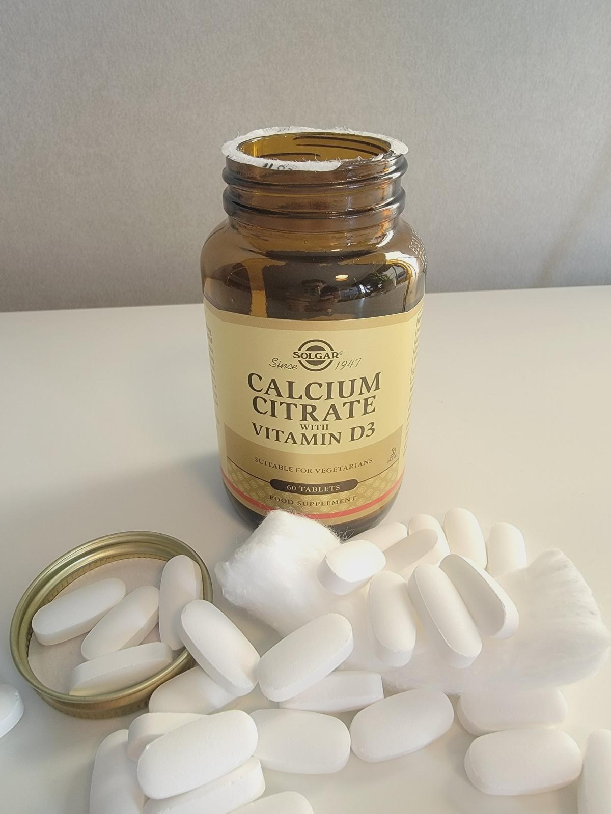 Eget foto av Solgar Calcium Citrate med D3 – öppnad glasburk och släta tabletter