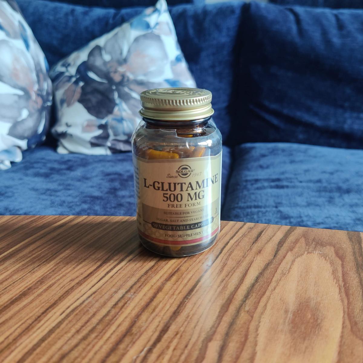 Solgar L-Glutamine 500 mg i glasburk, fotad av oss under testet i hemmamiljö