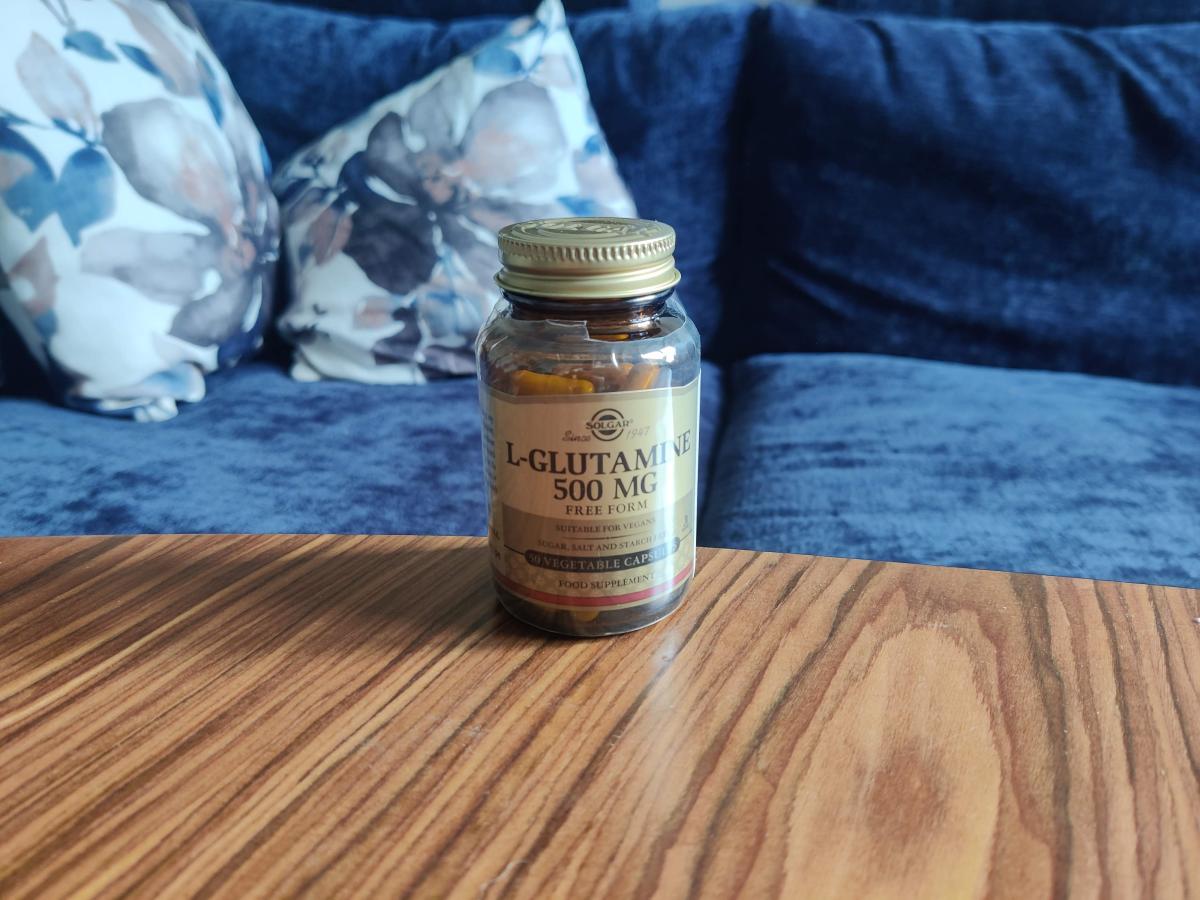 Solgar L-Glutamine 500 mg i glasburk, fotad av oss under testet i hemmamiljö
